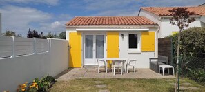 Outdoor dining - House with South-Facing Enclosed Garden (La Tranche-sur-Mer)