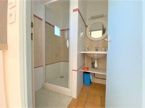 Shower - House with South-Facing Enclosed Garden (La Tranche-sur-Mer)