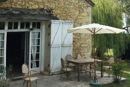Country house, 5 minutes from Larressingle, sleeps 4/6 with swimming pool