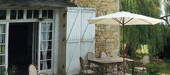 Country house, 5 minutes from Larressingle, sleeps 4/6 with swimming pool