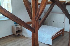 Iron/ironing board, bed sheets