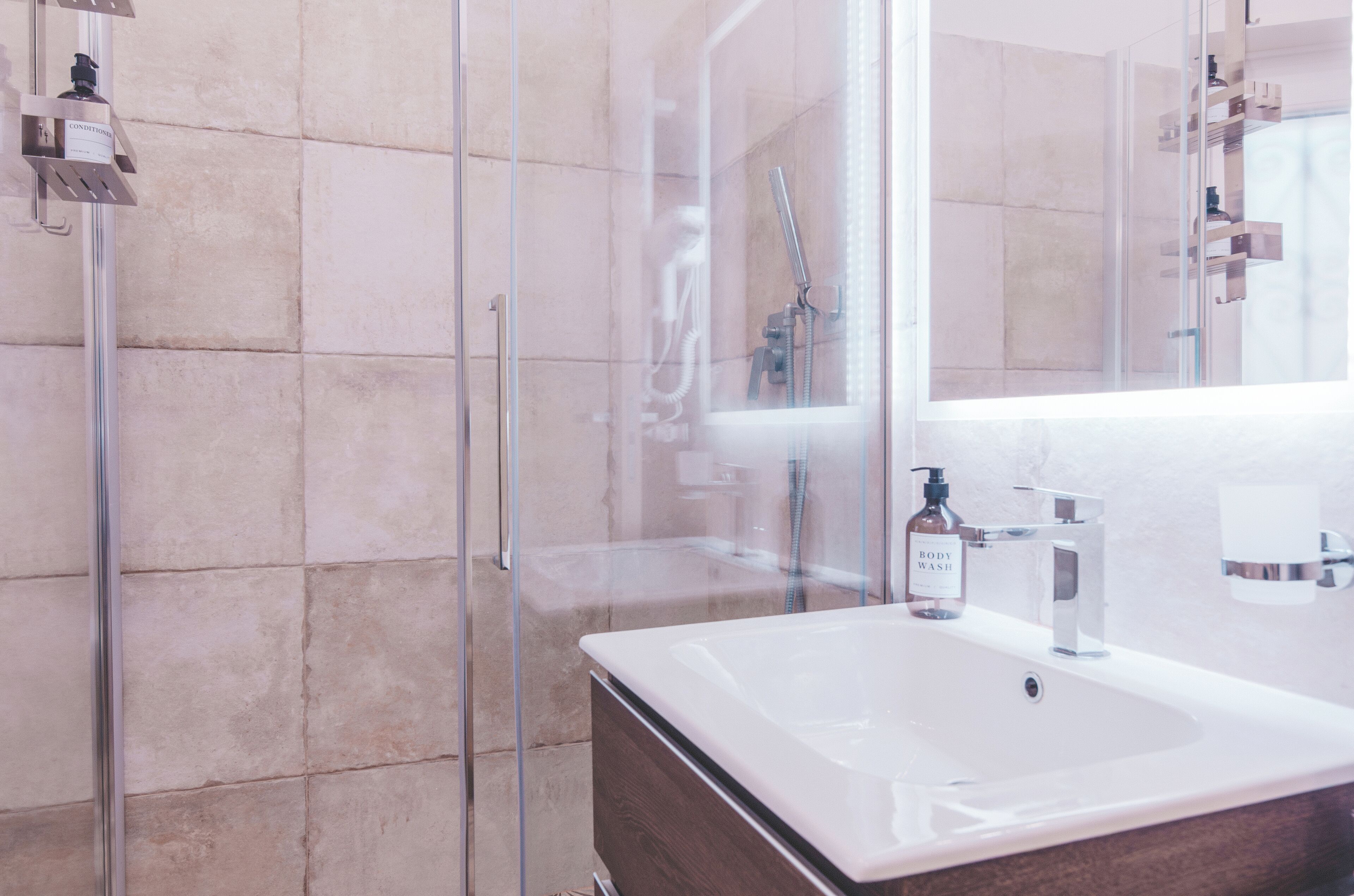Douche, sèche-cheveux, bidet, serviettes fournies