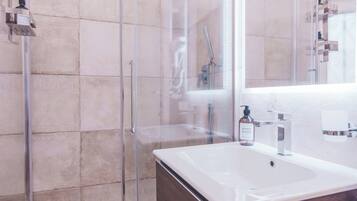 Douche, sĂšche-cheveux, bidet, serviettes fournies