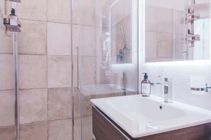 Shower, hair dryer, bidet, towels - St. Peter's Nest | Vatican Comfort. Elegant retreat for couples. (Roma)