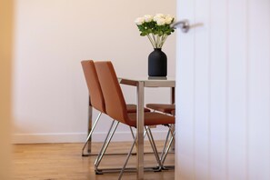 Dining - No1 Coppergate - Donnini Apartments (Prestwick)
