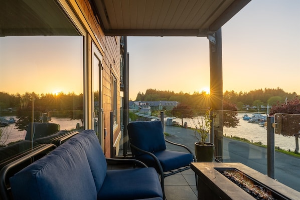 Terrace/patio - Stunning Harbour View, 2BRM, 2 Bath, spacious! (Ucluelet)