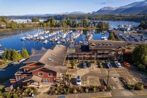 Marina - Stunning Harbour View, 2BRM, 2 Bath, spacious! (Ucluelet)