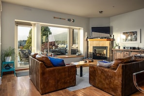 TV, fireplace, DVD player - Stunning Harbour View, 2BRM, 2 Bath, spacious! (Ucluelet)
