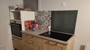 Coffee/tea maker, fridge, microwave, oven