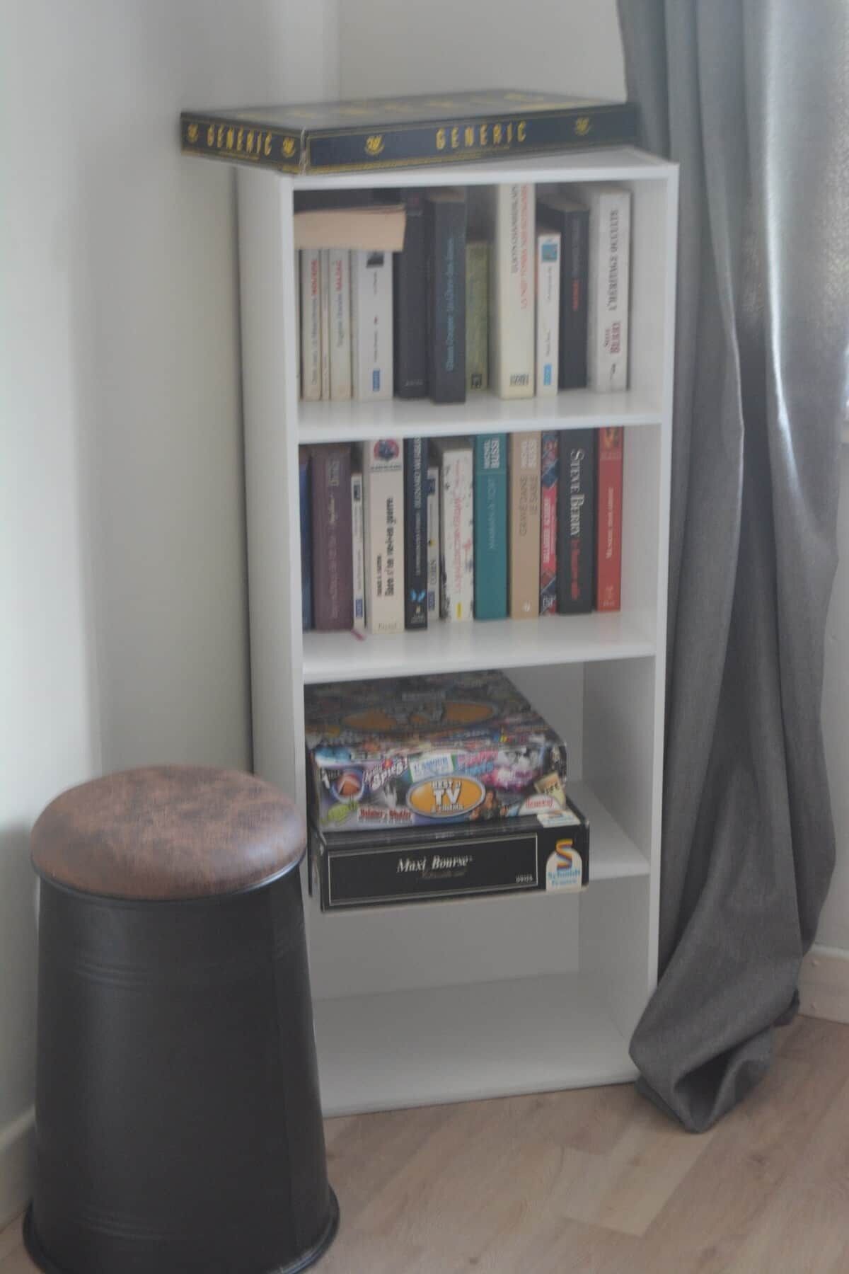 Ein Bücherregal mit Büchern und einem DVD-Player.