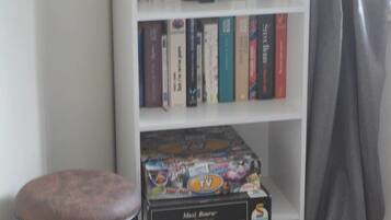 Ein Bücherregal mit Büchern und einem DVD-Player.