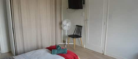 1 chambre, fer et planche Ă repasser, Wi-Fi, draps fournis