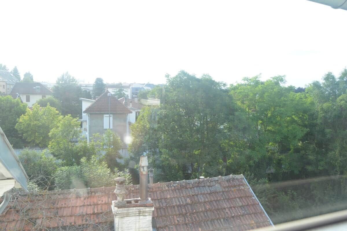 Un quartier résidentiel avec des maisons, des arbres et un ciel dégagé.