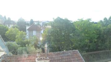 Un quartier résidentiel avec des maisons, des arbres et un ciel dégagé.