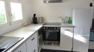 Een koelkast, een microgolfoven, een oven, een kookplaat