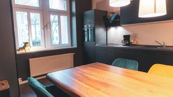 Kühlschrank, Mikrowelle, Herdplatte, Kochgeschirr/Geschirr/Besteck