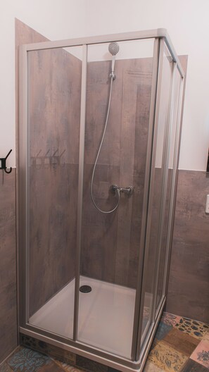 Handuk dan tisu toilet