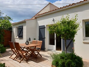 Outdoor dining - La maison des lauriers – Fully Renovated, 3-Star Comfort, 500m from Beach (La Tranche-sur-Mer)