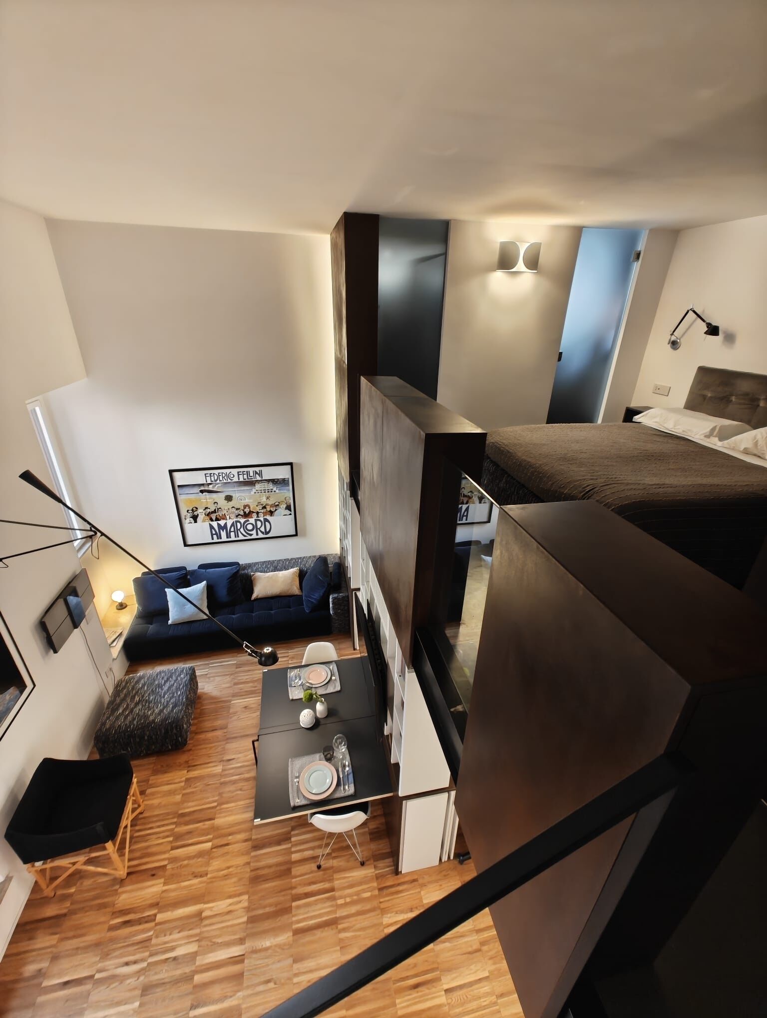 Een bureau, een strijkplank/strijkijzer, gratis wifi, beddengoed