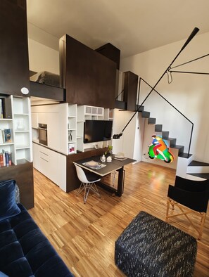 Smart TV, books, stereo, computer monitors - Loft in Monti, private courtyard 5' from Colosseum (roma)