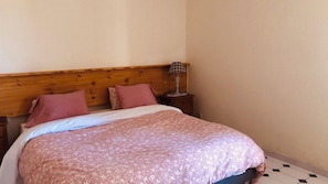 1 habitación, tabla de planchar con plancha, wifi gratis y ropa de cama