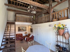 Living room - Charming and Comfortable Holiday Home in Melay (Melay)