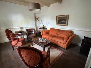 House | Living room - Charming and Comfortable Holiday Home in Melay (Melay)