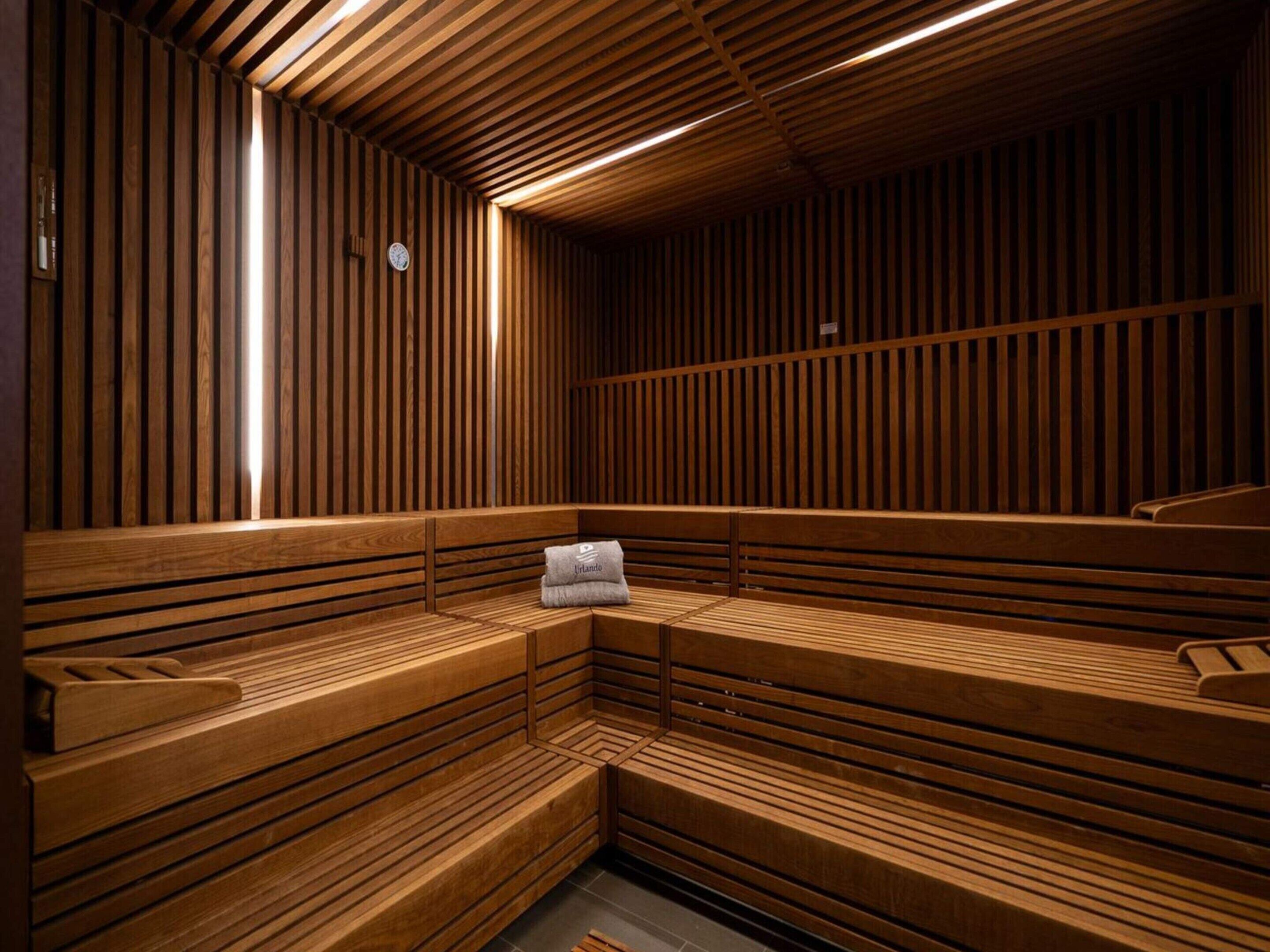 Een sauna met houten banken en houten lattenwanden.