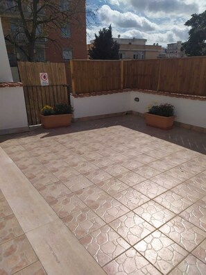 Property grounds - Roman detached house terrace Metro San Pietro Gemelli christo re cornelia (Roma)