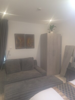 1 bedroom, iron/ironing board, WiFi - Executive Studio Room at Bantree Apartments,Accra Airport City (Accra)