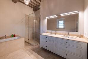 Deluxe-Doppel- oder -Zweibettzimmer, Terrasse | Badezimmer