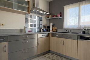 Fridge, microwave, oven, dishwasher - Large family home for 8 • Garden & terrace (Les Sables-d´Olonne)