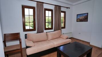 Superior Quadruple Room | Living area