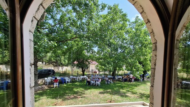 A courtyard with stone flooring, outdoor seating, and trees. - Agroturizem Dr Bizhga (Picar)