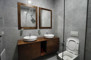 Trippelrum - utsikt mot bergen | Badrum