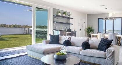 Penthouse with 3000 sqft Rooftop Terrace, Oh MY!