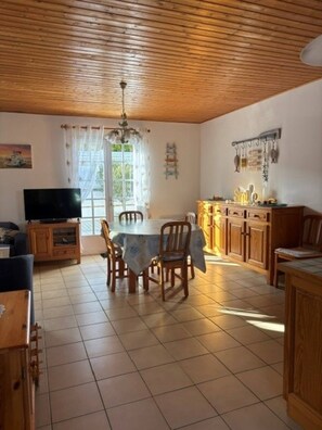 Dining - Maison Malovyn: Quiet House Near Beach and Forest (La Tranche-sur-Mer)