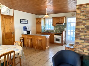 Fridge, microwave, oven, stovetop - Maison Malovyn: Quiet House Near Beach and Forest (La Tranche-sur-Mer)