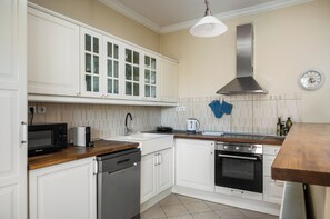 Villa, vue jardin | Cuisine privée | Machine à expresso, bouilloire électrique, tables à manger