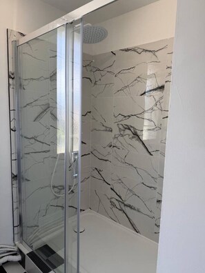 Een douche, een haardroger, toiletpapier
