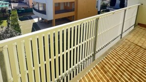 A balcony with a view of a modern building and a clear sky. - Flat Near the Beach With Terraces (San Michele al Tagliamento)