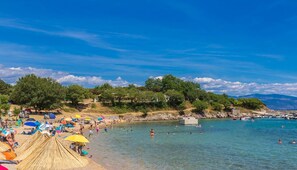 Beach - Apartment PIA with heated pool and sea view (Klimno)