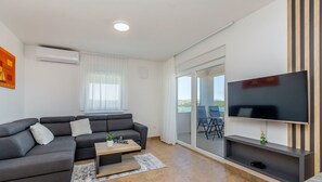 TV, fireplace - Apartment PIA with heated pool and sea view (Klimno)