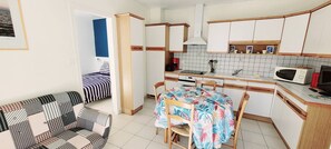 Fridge, microwave, oven, stovetop - Central house in quiet alley (La Tranche-sur-Mer)