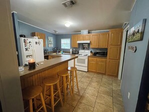 Microwave, oven, stovetop, dishwasher - Lazy Daze in Heart of Old Homosassa Custom Bar Great Outdoor Space Fire Pit (Homosassa)