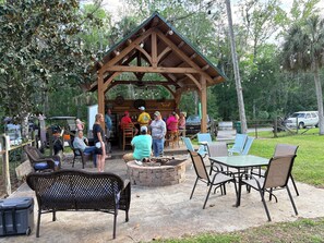 Outdoor dining - Lazy Daze in Heart of Old Homosassa Custom Bar Great Outdoor Space Fire Pit (Homosassa)