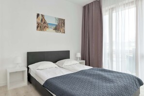 Tabla de planchar con plancha, cuna de viaje, wifi y ropa de cama 