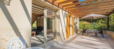 تناول الطعام بالخارج