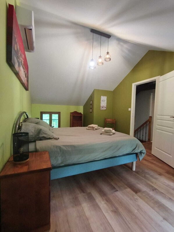 2 chambres, fer et planche à repasser, Wi-Fi gratuit, draps fournis
