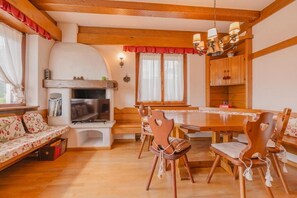 Superior Apartment, Balcony, Mountain View | Living area | 30-inch flat-screen TV with satellite channels - Casa Verocai - Mountain View Terrace (Cortina d'Ampezzo)